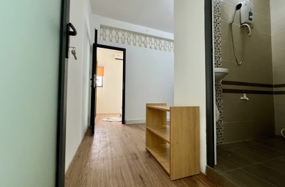 1 Bedroom apartment for rent with balcony on Su Van Hanh Street